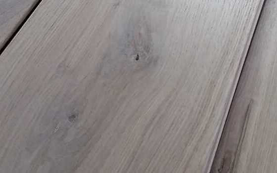 dettaglio di un parquet in rovere sbiancato naturale